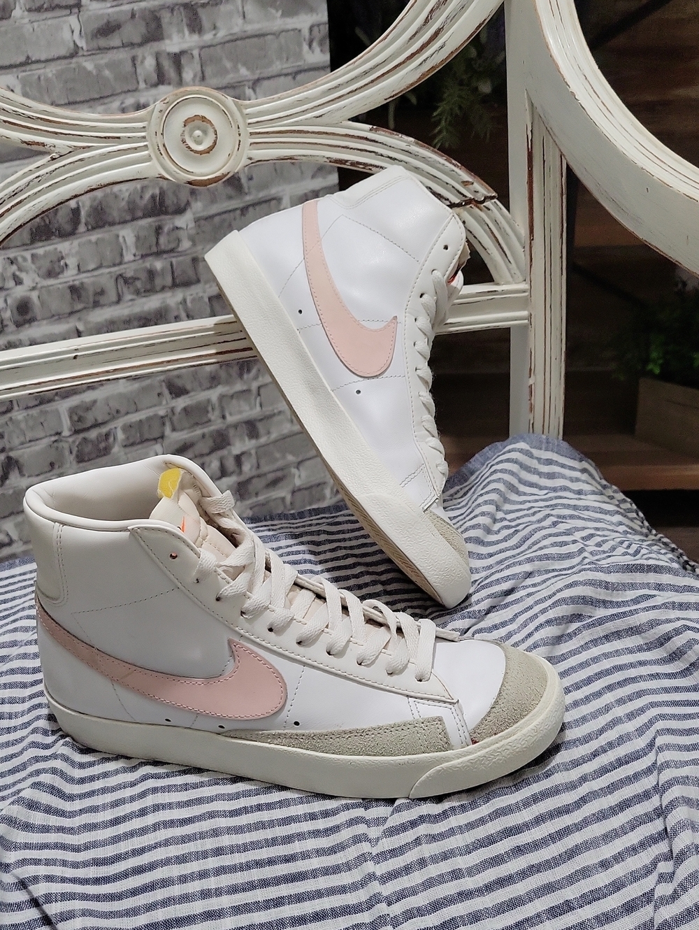 Nike Blazer Mid "77 Sneakers in White With Pale Pink Swoosh Men 7.5 Women 9
